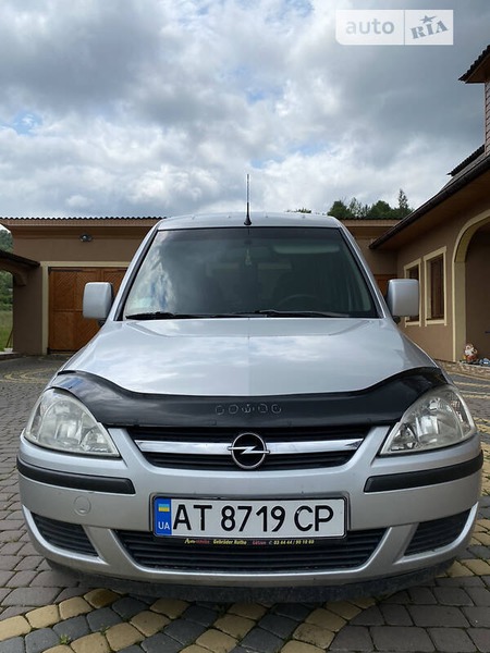 Opel Combo Life 2004  випуску Івано-Франківськ з двигуном 1.3 л дизель мінівен механіка за 3900 долл. 