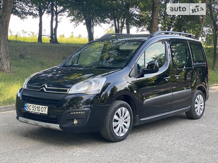 Citroen Berlingo 2017  випуску Львів з двигуном 1.6 л дизель мінівен механіка за 10550 долл. 