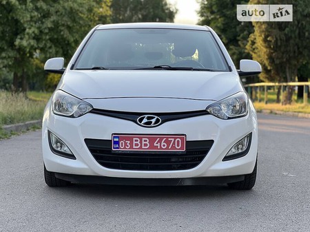 Hyundai i20 2014  випуску Рівне з двигуном 0 л дизель хэтчбек механіка за 5550 долл. 
