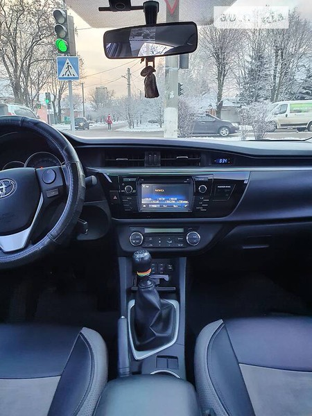 Toyota Corolla 2016  випуску Кропивницький з двигуном 1.6 л бензин седан механіка за 14500 долл. 