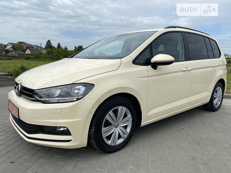 Volkswagen Touran 2018  випуску Львів з двигуном 2 л дизель мінівен автомат за 13599 долл. 