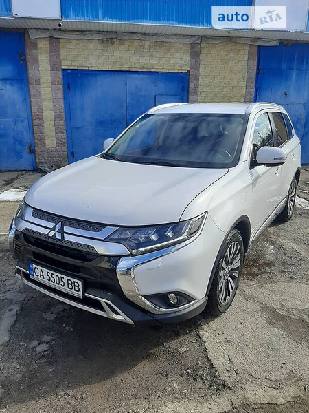 Mitsubishi Outlander 2019  випуску Черкаси з двигуном 2.4 л  позашляховик автомат за 23400 долл. 