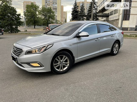 Hyundai Sonata 2016  випуску Київ з двигуном 0 л газ седан автомат за 9400 долл. 