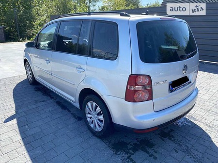 Volkswagen Touran 2006  випуску Луцьк з двигуном 0 л дизель універсал механіка за 6000 долл. 