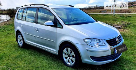 Volkswagen Touran 2008  випуску Львів з двигуном 2 л  мінівен автомат за 8100 долл. 