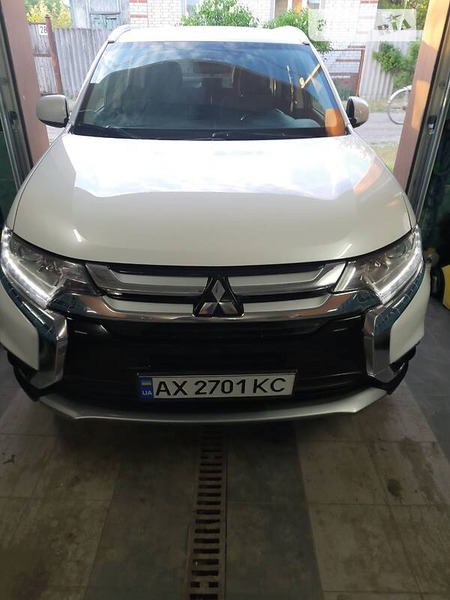 Mitsubishi Outlander 2016  випуску Харків з двигуном 2.4 л  позашляховик автомат за 13900 долл. 