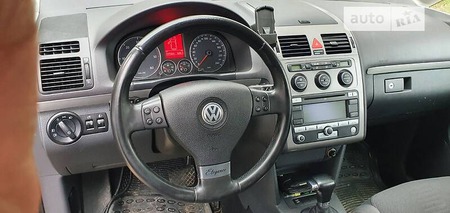 Volkswagen Touran 2008  випуску Львів з двигуном 2 л дизель мінівен автомат за 8100 долл. 