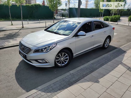 Hyundai Sonata 2016  випуску Київ з двигуном 2 л газ седан автомат за 7990 долл. 