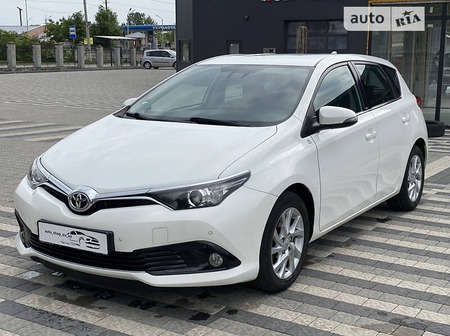 Toyota Auris 2016  випуску Львів з двигуном 1.6 л дизель хэтчбек механіка за 11999 долл. 