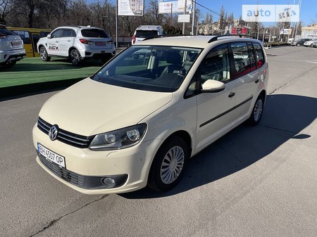 Volkswagen Touran 2015  випуску Одеса з двигуном 2 л дизель мінівен автомат за 10999 долл. 