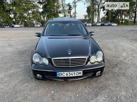 Mercedes-Benz C 270 2004  випуску Львів з двигуном 2.7 л дизель седан автомат за 4800 долл. 