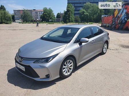 Toyota Corolla 2019  випуску Харків з двигуном 0 л бензин седан автомат за 17500 долл. 