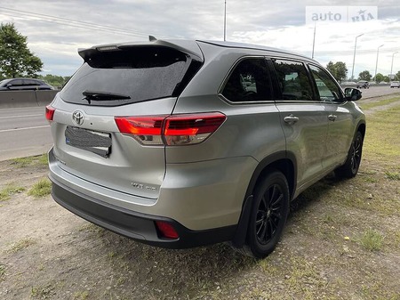 Toyota Highlander 2018  випуску Чернівці з двигуном 3.5 л бензин позашляховик  за 31500 долл. 