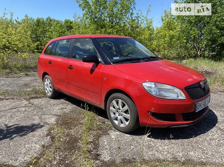 Skoda Fabia 2011  випуску Рівне з двигуном 1.6 л дизель універсал механіка за 4750 долл. 