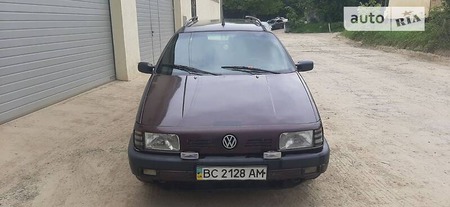 Volkswagen Passat 1993  выпуска Львов с двигателем 1.9 л дизель универсал механика за 2100 долл. 