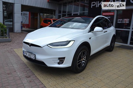 Tesla X 2018  випуску Львів з двигуном 0 л електро позашляховик автомат за 61900 долл. 