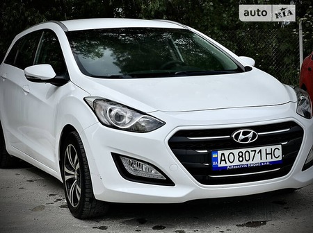 Hyundai i30 2015  випуску Ужгород з двигуном 1.9 л дизель універсал механіка за 9300 долл. 