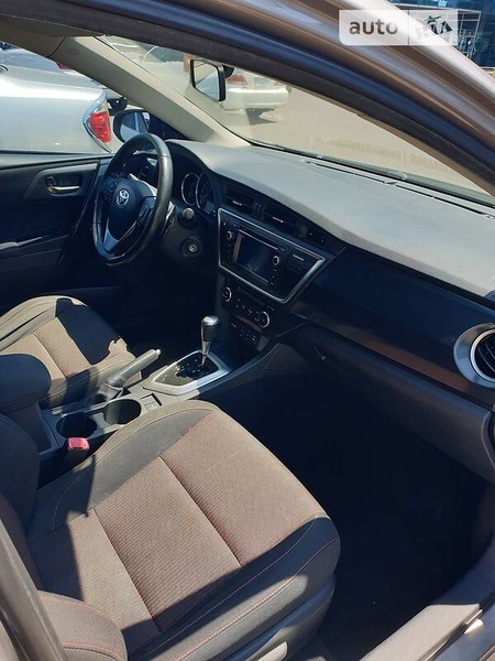 Toyota Auris 2012  випуску Одеса з двигуном 1.6 л бензин хэтчбек автомат за 10999 долл. 