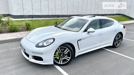 Porsche Panamera 2014  випуску Київ з двигуном 3 л гібрид седан автомат за 39999 долл. 