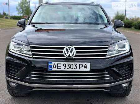 Volkswagen Touareg 2015  випуску Дніпро з двигуном 3 л дизель позашляховик автомат за 29999 долл. 