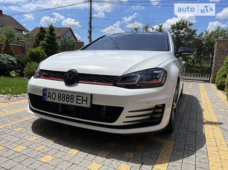 Volkswagen Golf GTI 2015  випуску Ужгород з двигуном 2 л бензин хэтчбек автомат за 15500 долл. 