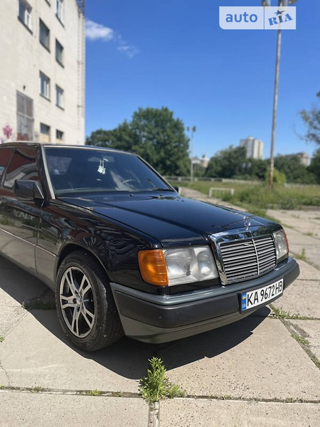 Mercedes-Benz E 220 1993  випуску Київ з двигуном 2.2 л  седан механіка за 3799 долл. 