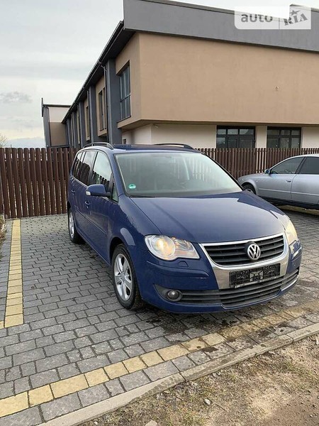 Volkswagen Touran 2008  випуску Львів з двигуном 2 л дизель мінівен автомат за 7999 долл. 