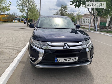 Mitsubishi Outlander 2016  випуску Одеса з двигуном 2.4 л бензин позашляховик автомат за 14700 долл. 