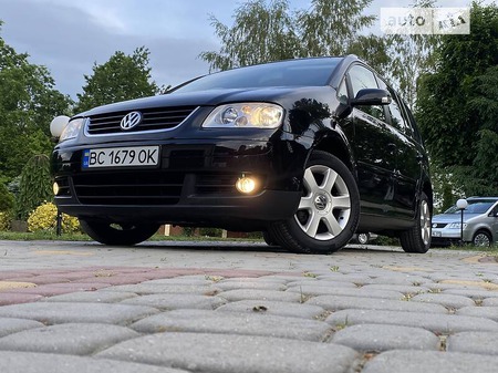 Volkswagen Touran 2005  випуску Львів з двигуном 1.6 л бензин мінівен механіка за 5750 долл. 