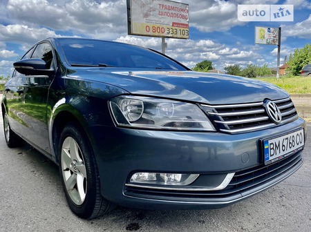 Volkswagen Passat 2013  випуску Суми з двигуном 2 л дизель седан механіка за 11000 долл. 