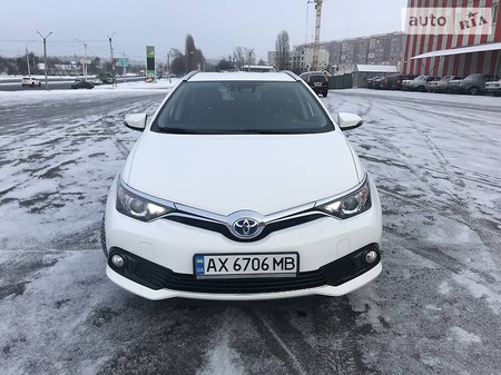 Toyota Auris 2017  випуску Харків з двигуном 1.8 л гібрид універсал автомат за 19000 долл. 