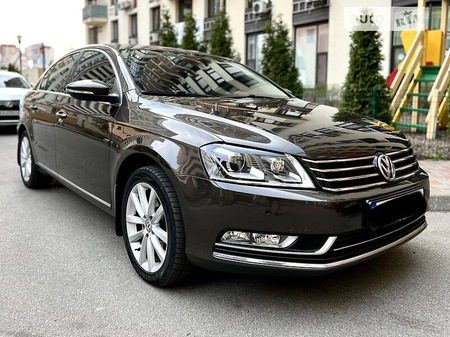 Volkswagen Passat 2013  випуску Київ з двигуном 1.8 л бензин седан автомат за 14500 долл. 