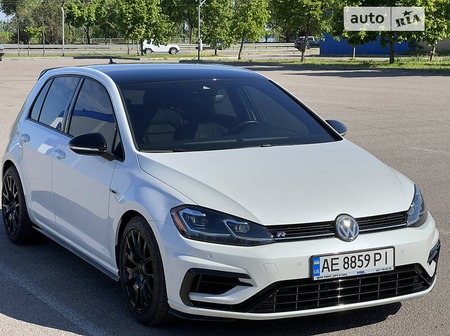 Volkswagen Golf R 2019  випуску Дніпро з двигуном 2 л бензин хэтчбек автомат за 37999 долл. 