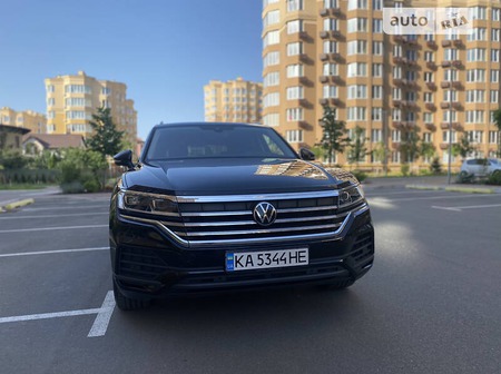 Volkswagen Touareg 2021  випуску Київ з двигуном 3 л дизель позашляховик автомат за 58900 долл. 