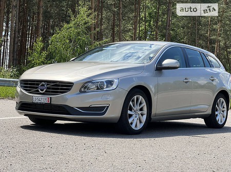 Volvo V60 2015  випуску Луцьк з двигуном 2 л дизель універсал механіка за 13299 долл. 