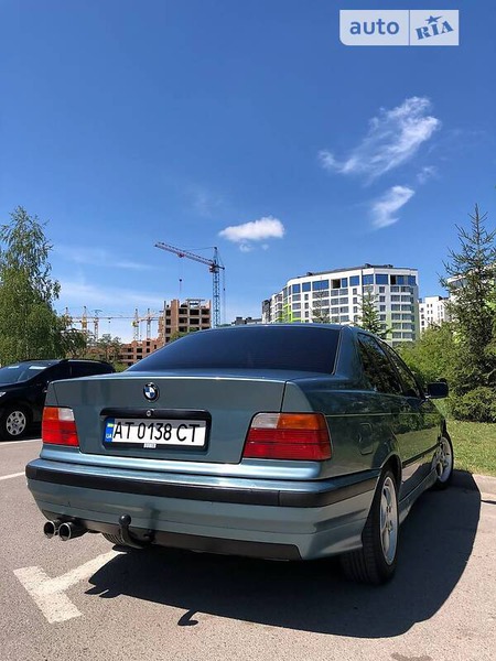 BMW 318 1995  випуску Івано-Франківськ з двигуном 1.8 л бензин седан механіка за 3499 долл. 