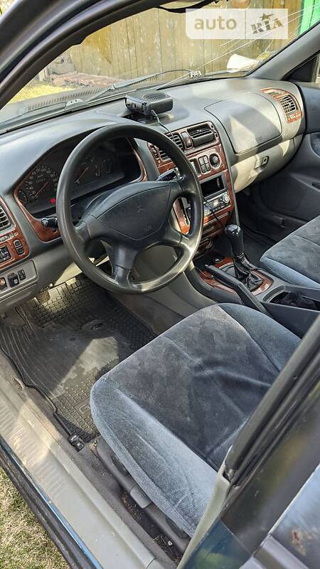 Mitsubishi Galant 1997  випуску Івано-Франківськ з двигуном 2 л  седан механіка за 2000 долл. 