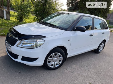 Skoda Fabia 2010  випуску Львів з двигуном 1.6 л дизель універсал механіка за 4800 долл. 