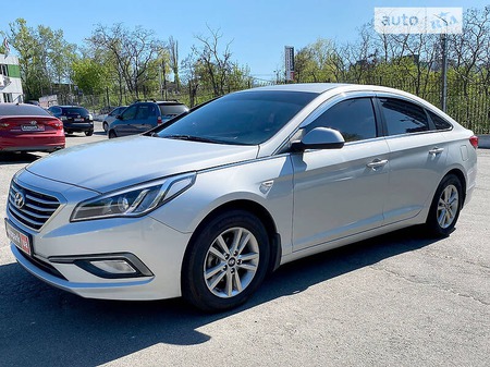 Hyundai Sonata 2016  випуску Київ з двигуном 0 л газ седан автомат за 10300 долл. 