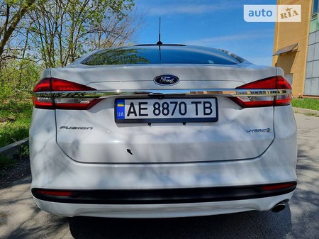 Ford Fusion 2018  випуску Дніпро з двигуном 2 л гібрид седан автомат за 17200 долл. 