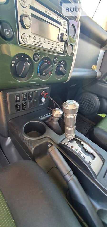 Toyota FJ Cruiser 2011  випуску Кропивницький з двигуном 4 л бензин позашляховик автомат за 35100 долл. 