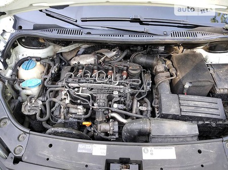 Volkswagen Caddy 2011  випуску Київ з двигуном 1.6 л дизель мінівен автомат за 8900 долл. 