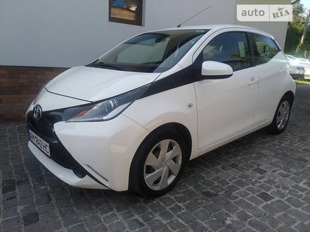 Toyota Aygo 2015  випуску Житомир з двигуном 1 л бензин хэтчбек механіка за 6400 долл. 