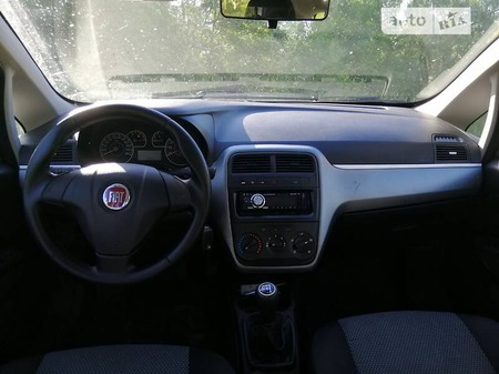 Fiat Grande Punto 2011  випуску Харків з двигуном 1.4 л бензин хэтчбек  за 5600 долл. 
