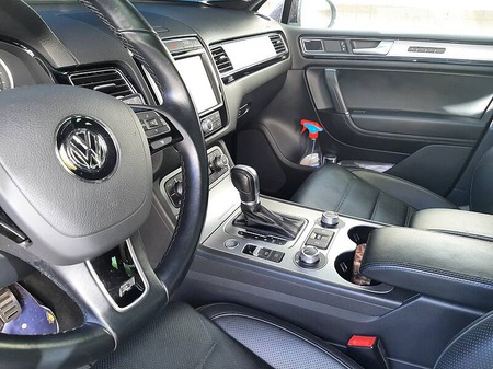 Volkswagen Touareg 2015  випуску Київ з двигуном 4.2 л дизель позашляховик автомат за 42900 долл. 