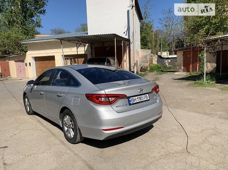 Hyundai Sonata 2015  випуску Одеса з двигуном 2 л газ седан автомат за 9990 долл. 