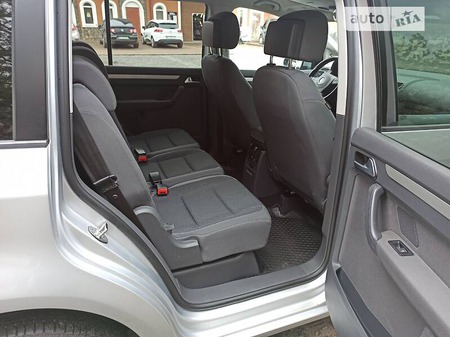 Volkswagen Touran 2014  випуску Львів з двигуном 2 л дизель мінівен автомат за 13700 долл. 