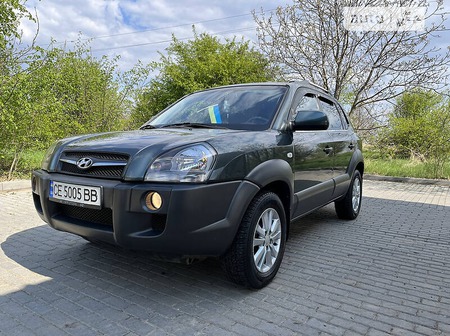 Hyundai Tucson 2011  випуску Чернівці з двигуном 2 л дизель універсал механіка за 9700 долл. 