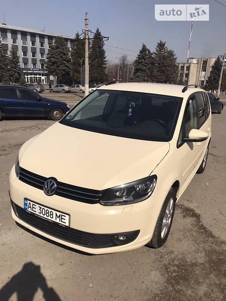 Volkswagen Touran 2014  випуску Дніпро з двигуном 2 л дизель мінівен автомат за 12300 долл. 