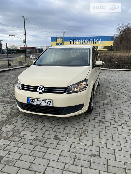 Volkswagen Touran 2014  випуску Тернопіль з двигуном 1.6 л дизель мінівен механіка за 8500 долл. 